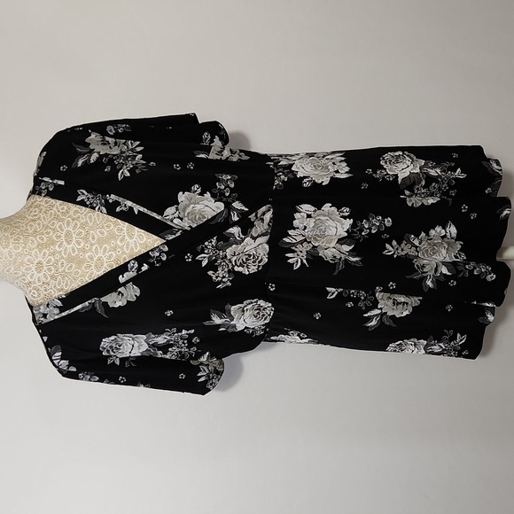 Torrid Black Floral Print Baby Doll Surplice Short Sleeve Women's Top Size 1 - Picture 2 of 15